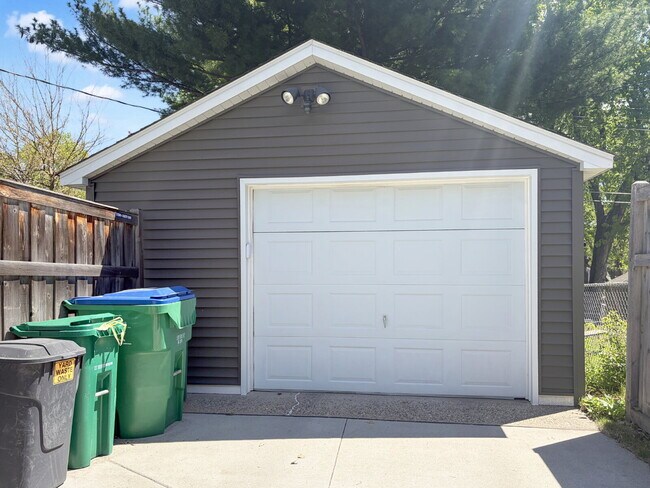 Building Photo - Gorgeous 3-Bed/2 Bath in the Heart of Saint Louis Park - Dogs Welcome!
