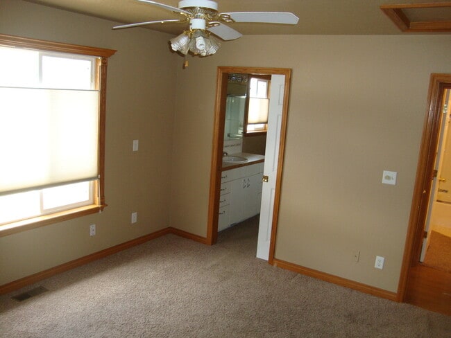 Building Photo - Great 4 bed Duplex