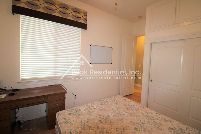 Building Photo - Very Nice 3bd/2ba With Bonus Room Elk Grove House with 2 Car Garage!