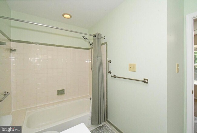 Building Photo - 2489 Hillendale Dr