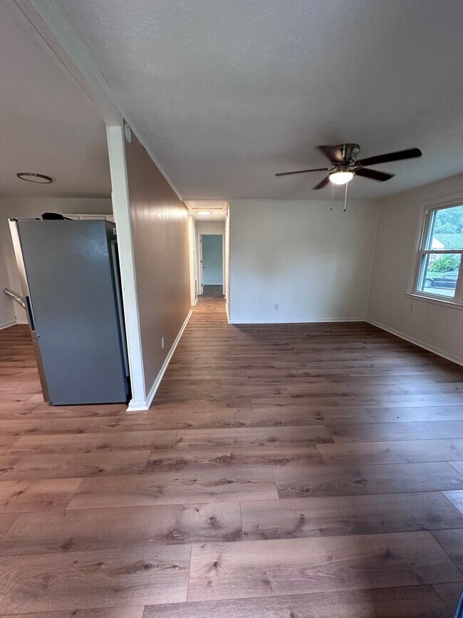 Building Photo - Three Bedroom House