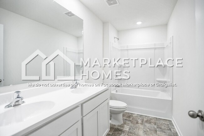 Building Photo - 2025 Southwood Cir