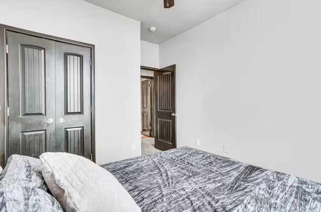 Building Photo - Large furnished Townhome in Norman!