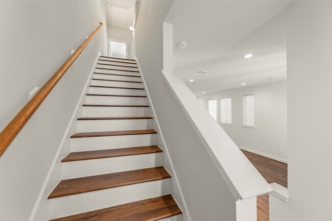 Building Photo - 2718 Grand Fountains Dr