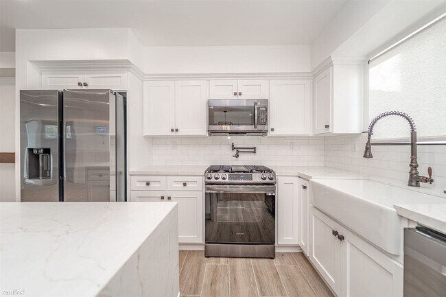 Building Photo - 3 br, 3 bath Duplex - 10224 La Reina Avenu...