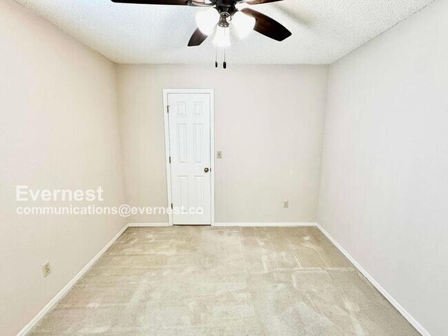 Building Photo - Lovely 2-Bedroom Home with Modern comforts...