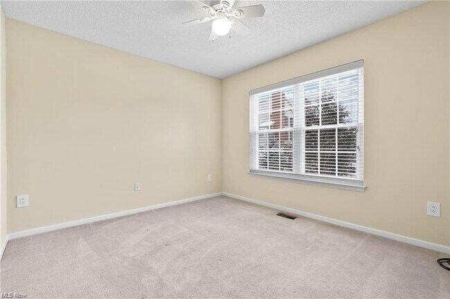 Building Photo - 240 Fox Hollow Dr