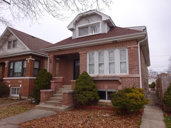Primary Photo - 5030 W Winnemac Ave