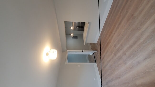 Building Photo - 2031 N 18th Ave