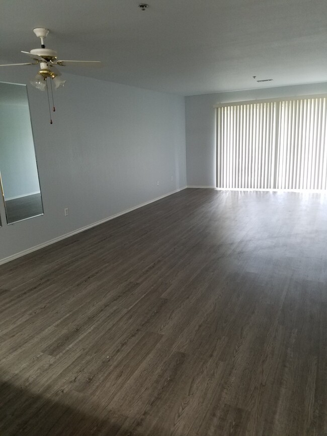 Building Photo - Recently Renovated 1 Bedroom 1 Bath  Walk-...