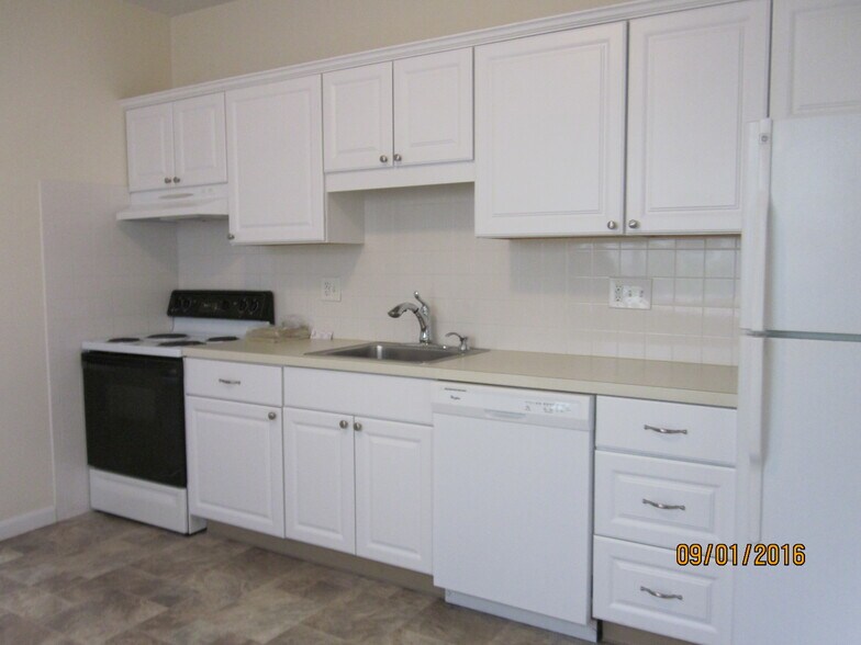 Building Photo - 46 Rustic St