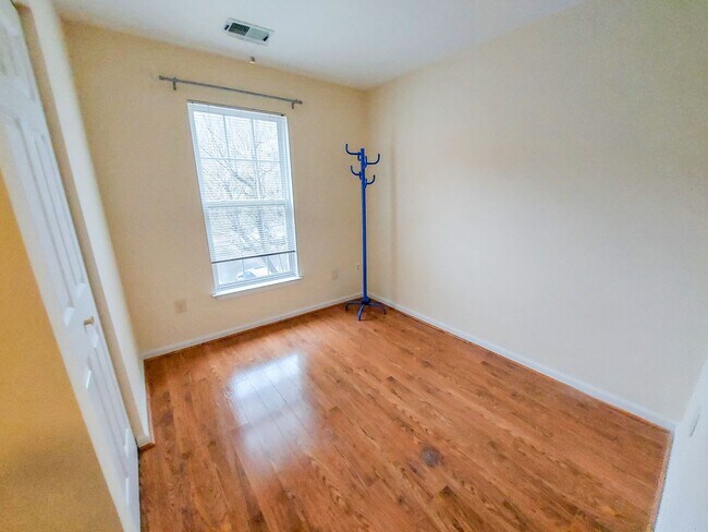Building Photo - Charming and Updated 3BR/2.5BTH townhome in desirable Germantown, MD