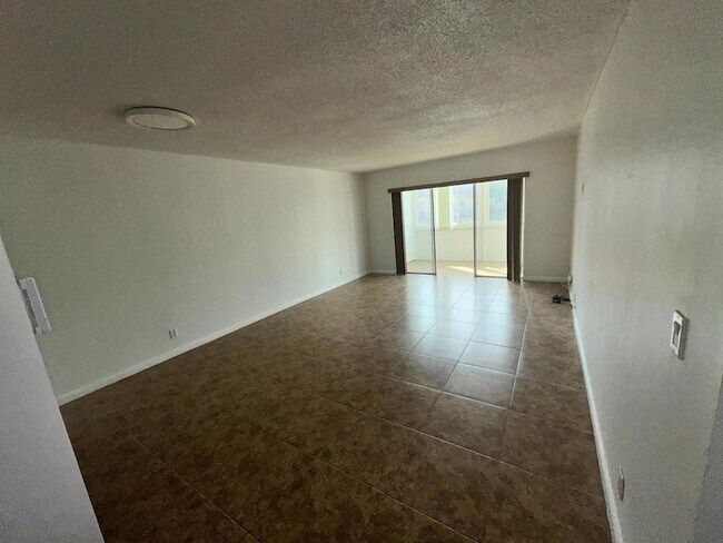 Building Photo - 715 Lori Dr