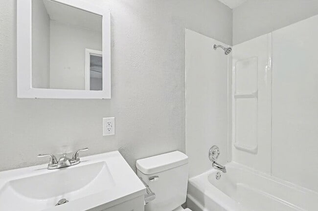 Building Photo - 1045 S Happy Hollow Rd