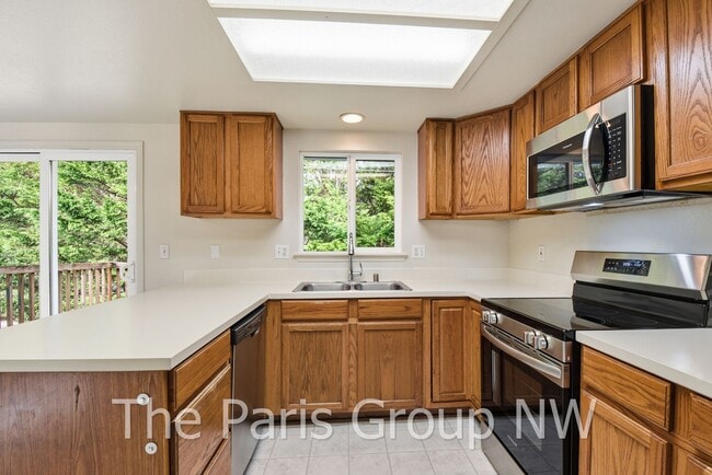 Building Photo - Spectacular Spacious 5BR Home in Sultan * Great Location * New Paint/Flooring/Appliances +++