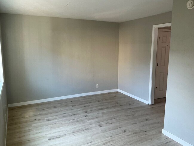 Building Photo - 1276000