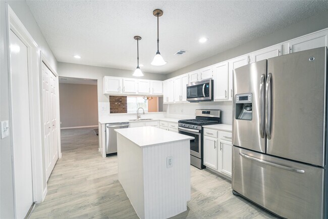 Building Photo - 8926 Sunny Point Dr