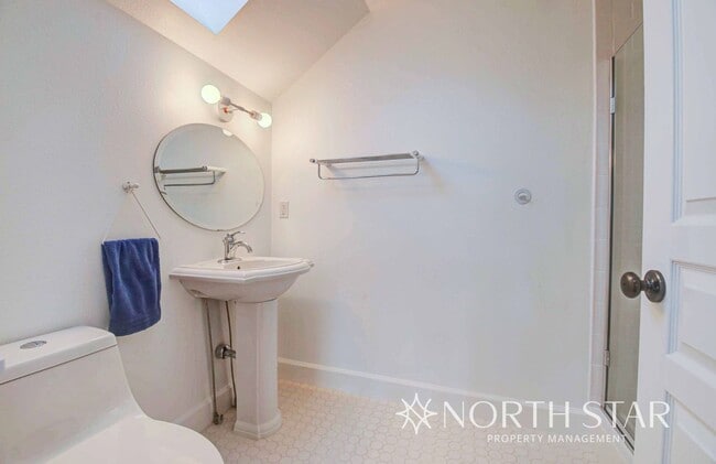 Building Photo - Stunning 3 bed/3 bath in Summit West