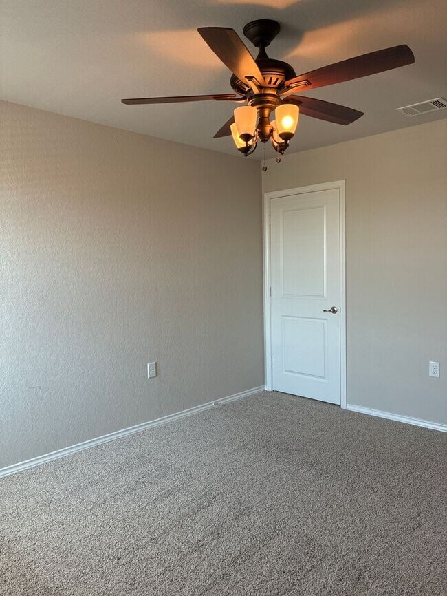 Building Photo - Charming 4 beds 2.5 baths in San Antonio!