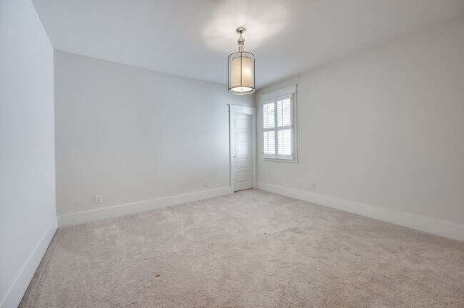 Building Photo - Stunning 4BE/3.5BA home in the heart of Green Hills!