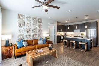 Building Photo - Move-In Ready & Modern