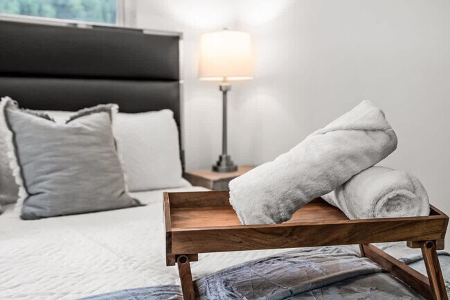 Building Photo - 17621 NE 7th Ave