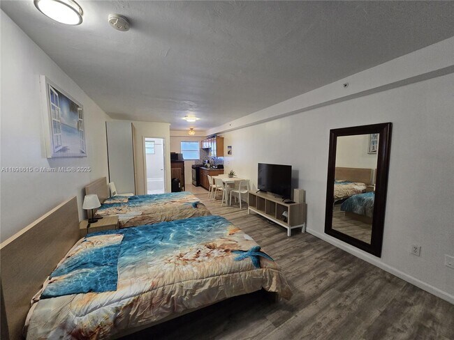 Building Photo - 1446 Ocean Dr