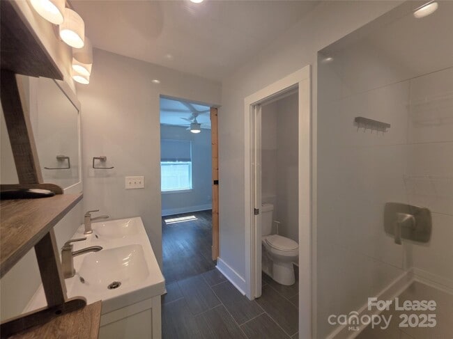 Building Photo - 3433 Draper Ave