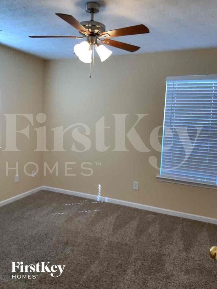 Building Photo - 15 Dairyland Dr