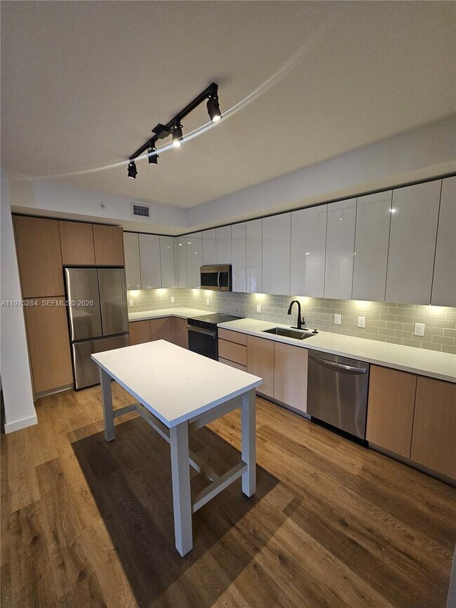 Building Photo - 1650 NE 124th St