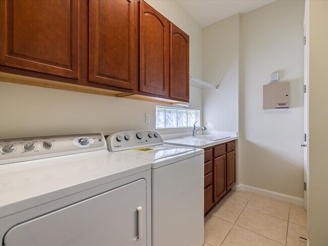 Building Photo - 4-bd,3-bth in The Isles-One Of Palmer Ranch’s Most Sought After Community