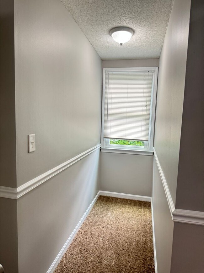 Building Photo - Exit 8! Rossview School. 4 Bed/2 Bath over 1700 Sq.ft!