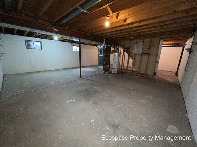 Building Photo - Four Bedroom House in the Smoky Hill neigh...