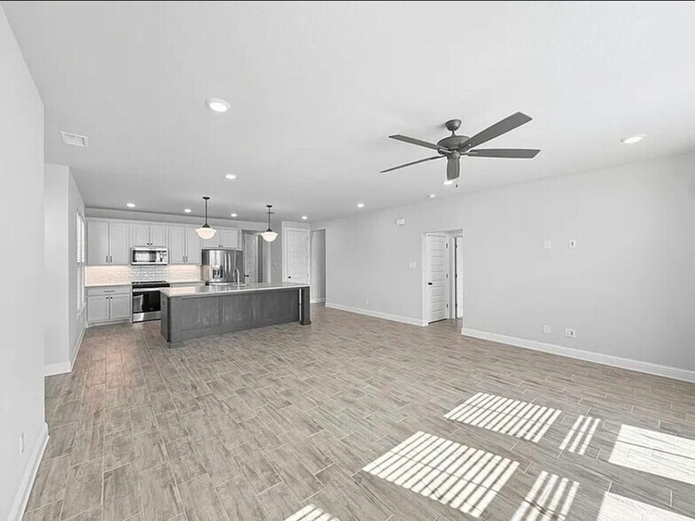 Building Photo - 9525 Thorncrown Ln