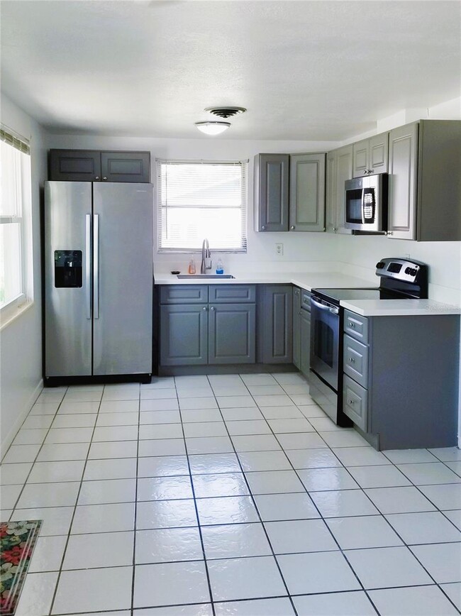 Building Photo - 1600 Cardinal Ln