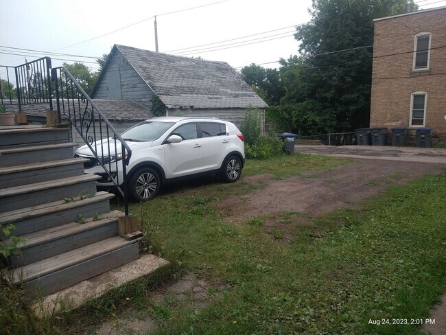 Building Photo - Three Bedroom Single-Family Home Close To ...
