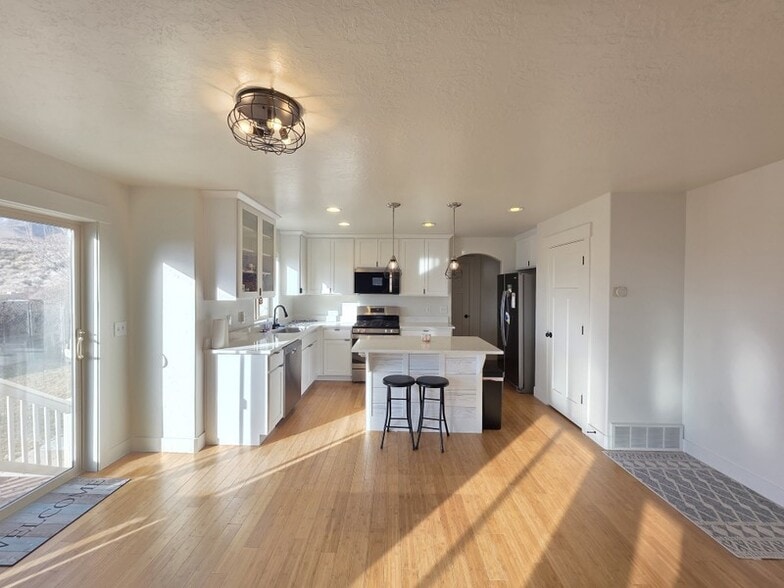 Building Photo - 235 Caracara St