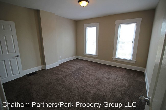 Building Photo - 321-323 Reeb Ave