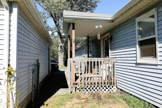 Building Photo - 4717 Willow Dr