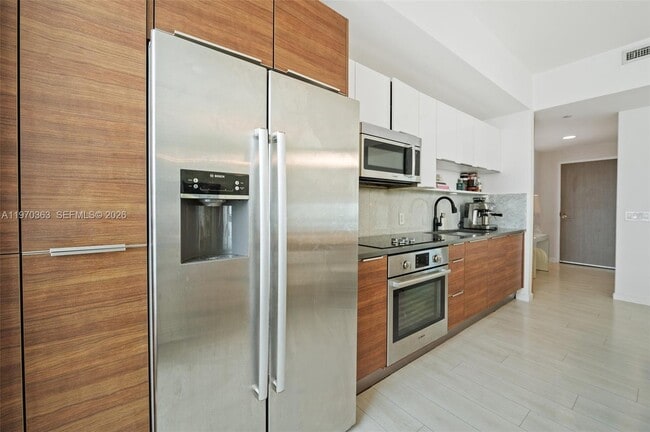 Building Photo - 601 NE 27th St