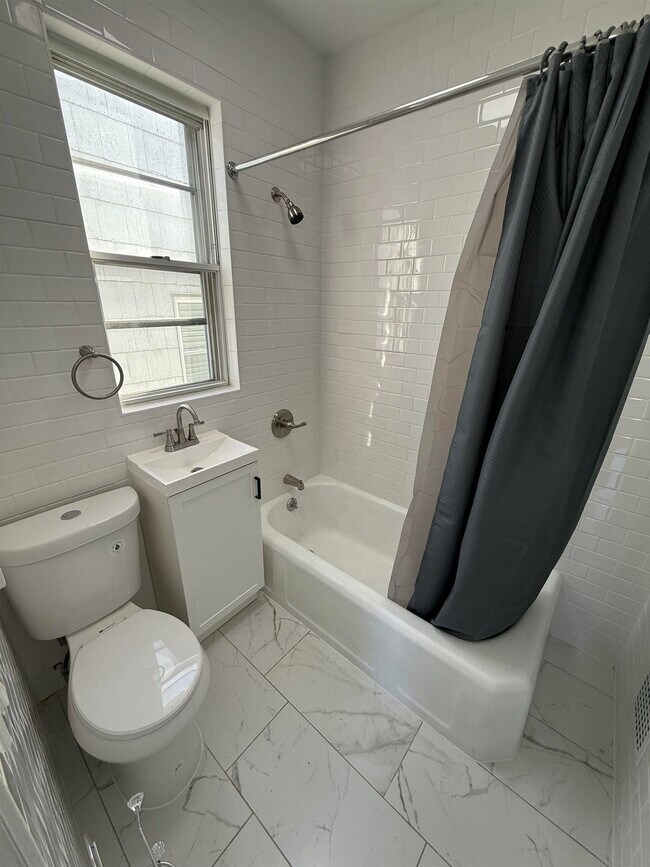 Building Photo - 308 Pearsall Ave