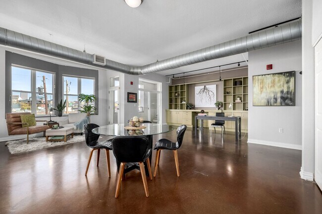 Building Photo - One bedroom, two bath corner unit in Baker with two balconies