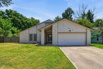 Building Photo - Charming 3 Bed, 2 Bath Home Backing to a Peaceful Greenbelt in Broken Arrow!