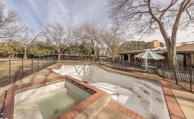 Building Photo - Stunning 4 Bed 3 Bath with a Pool!