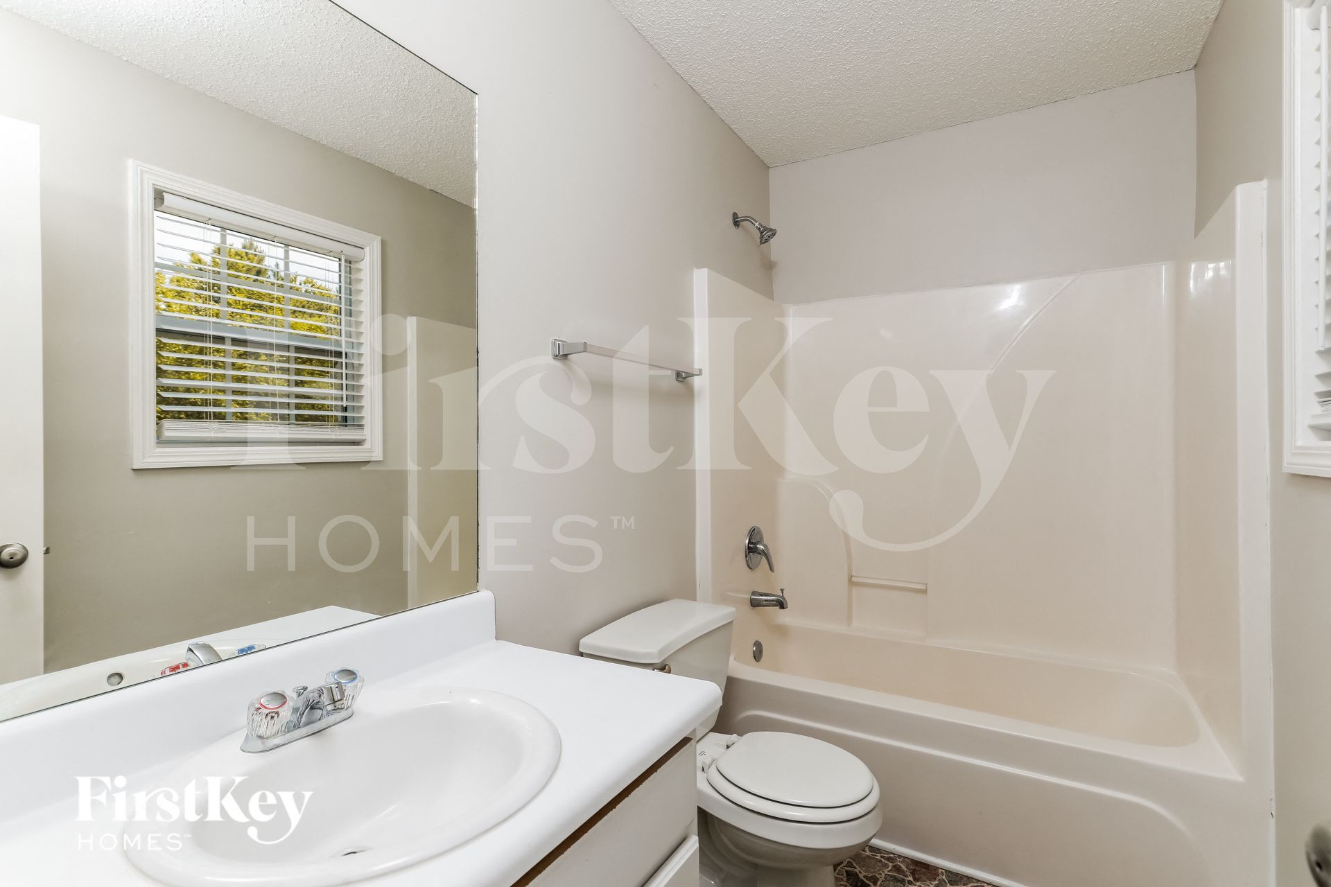 Building Photo - 305 Carly Ct