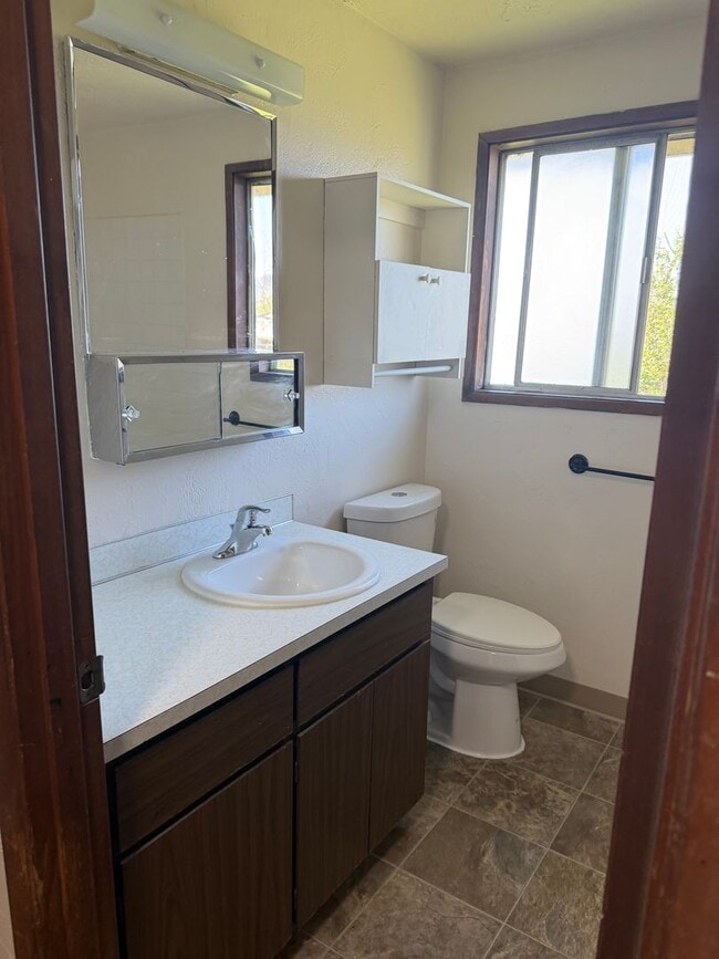 Building Photo - Great Duplex!