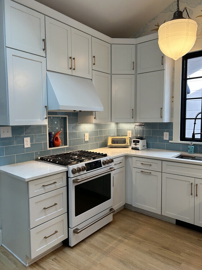 Building Photo - 3332 Grayland Ave