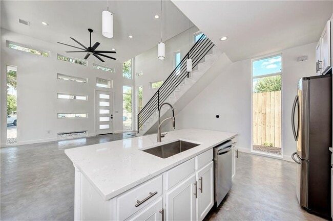 Building Photo - 6111 Begonia Cir