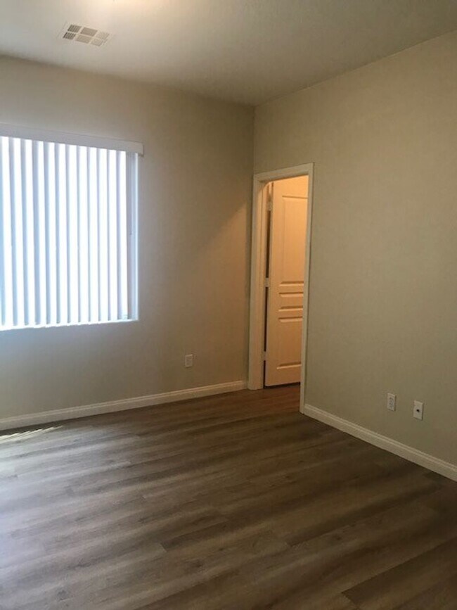 Building Photo - GATED COMMUNITY- FULLY REMODELED!