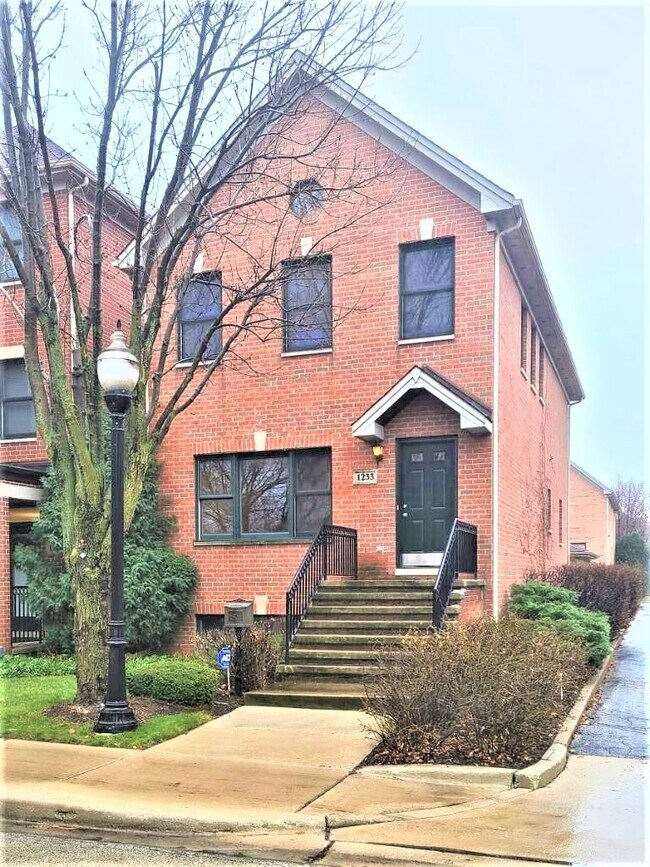 Primary Photo - 1233 W 33rd St
